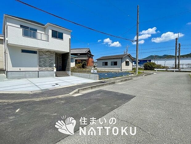 【現地写真（前道含む外観）】断熱性、気密性を高める工夫で一年中ずっと心地よく暮らせる、高気密・高断熱です。