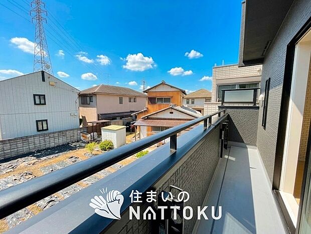 【バルコニー】奥行きが広く、洗濯物をゆったりと干せる十分な広さで、家族の洗濯も捗ります。