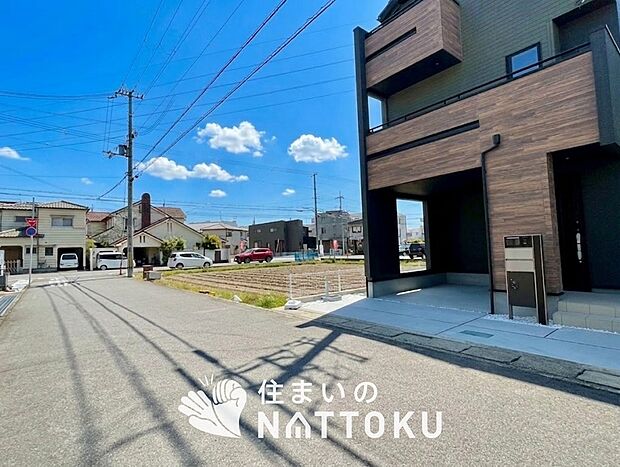 【現地写真(前道含む外観)】健康被害に配慮したもっとも安全性の高い建材を採用し、シックハウス対策をしております。