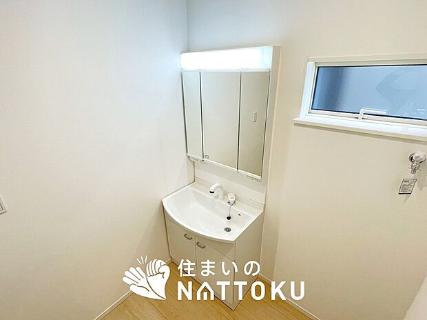 【洗面台・洗面所】鏡の両サイドは、必要なものを取出しやすく、大きな鏡面で朝の準備も快適。
使いやすいリフトアップ機能付きのシングルレバーシャワー水栓付です。