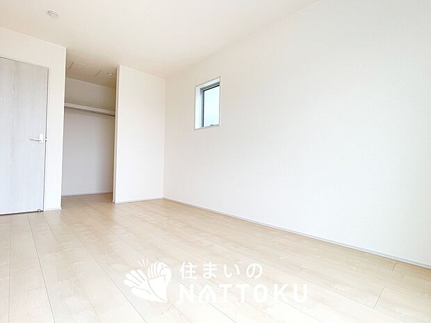 【現地写真（寝室）】木目の美しさを際立たせるシンプルデザインの建具を使用しています。