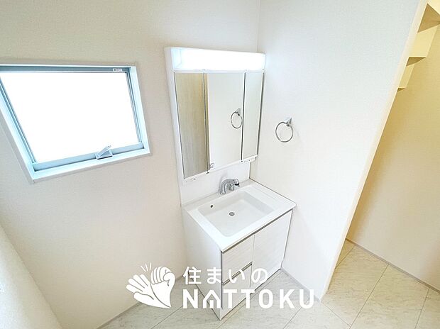 【洗面台・洗面所】鏡の両サイドは、必要なものを取出しやすく、大きな鏡面で朝の準備も快適。
使いやすいリフトアップ機能付きのシングルレバーシャワー水栓付です。