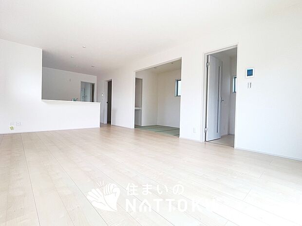 【現地写真（リビング）】フローリング材には、木目、色調など木材特有の風合いがあり、ナチュラルな美しさになっています。