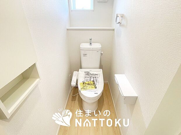 【トイレ】汚れてもサッとひと拭きでお手入れ簡単、エコ仕様の温水洗浄便座付きのトイレです。
バリアフリーにも配慮しています。