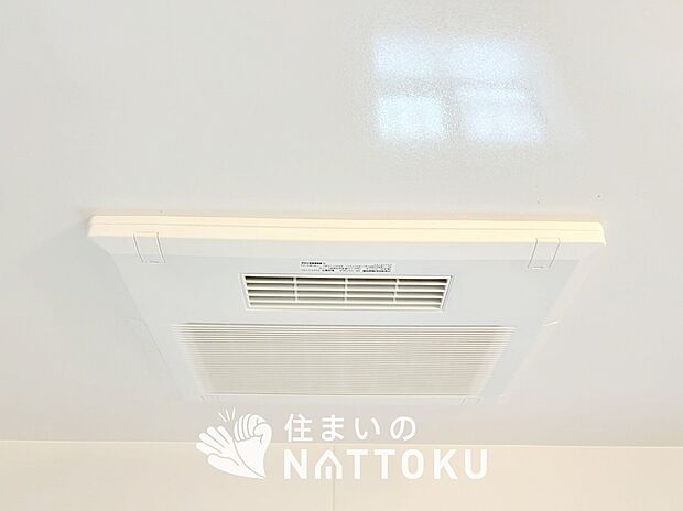 【浴室暖房換気乾燥機】寒い冬場はあたたかく、暑い夏場は扇風機のような心地よさです。
雨の日は、浴室が衣類乾燥スペースになります。