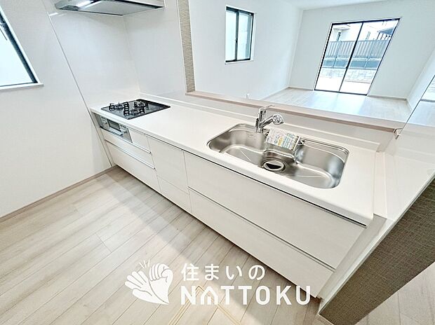 【現地写真（キッチン）】収納たっぷりのシステムキッチン、浄水器付水栓を標準装備しています。