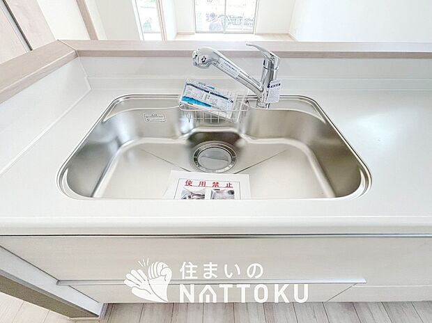 【浄水器内臓ハンドシャワー付シンク】広々とした凸型シンクに洗剤ポケットを標準装備。すっきり収納できます。
また、蛇口の先端に浄水器を内蔵しているため場所をとりません。