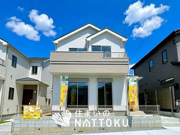 【現地写真(外観)【2号地】】軽くて火災に強い屋根材を採用し、地震時の建物への負担や揺れを軽減しています。