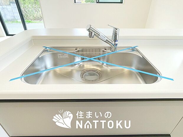 【浄水器内臓型ハンドシャワー付シンク】傷や汚れが付きにくい静音仕様の全面エンボス加工シンク。
また、蛇口の先端に浄水器を内蔵。浄水シャワーが使える毎分4リットルのたっぷり浄水。