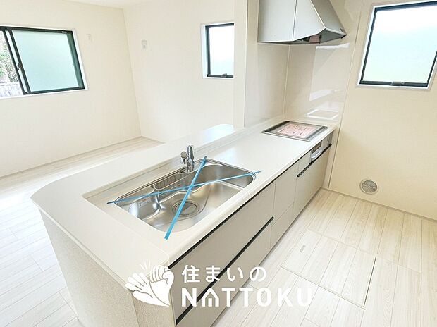 【現地写真（キッチン）】収納たっぷりのシステムキッチン、浄水器付水栓を標準装備しています。