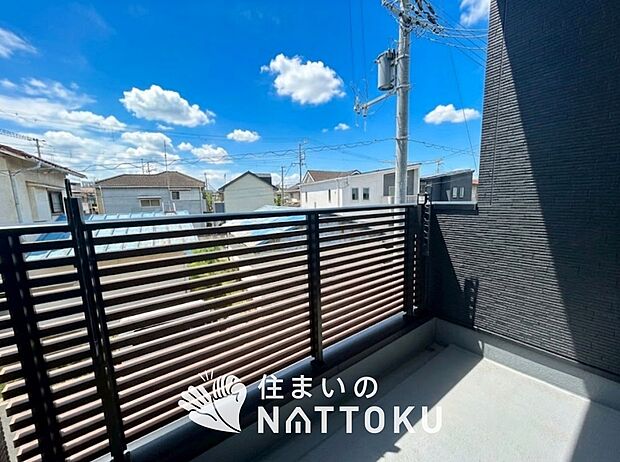 【バルコニー】奥行きが広く、洗濯物をゆったりと干せる十分な広さで、家族の洗濯も捗ります。