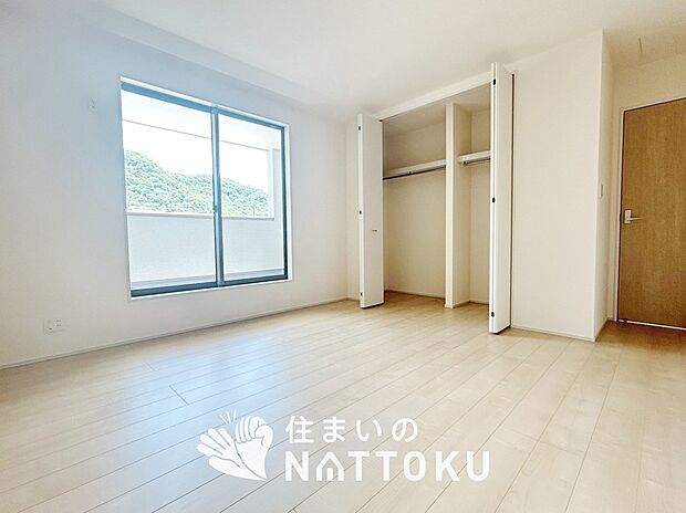 【現地写真(寝室)】木目の美しさを際立たせるシンプルデザインの建具を使用しています。