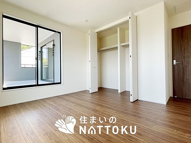 【現地写真（寝室）】木目の美しさを際立たせるシンプルデザインの建具を使用しています。