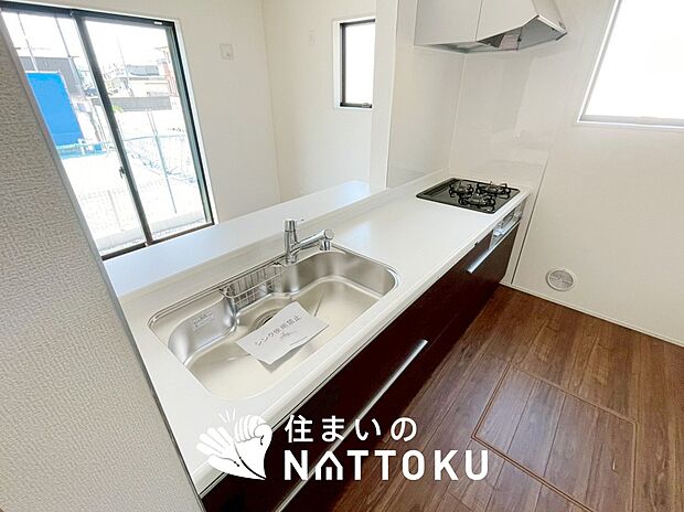 【現地写真(キッチン)】収納たっぷりのシステムキッチン、浄水器付水栓を標準装備しています。