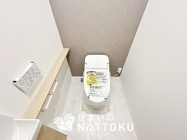 【トイレ】汚れてもサッとひと拭きでお手入れ簡単、エコ仕様の温水洗浄便座付きのトイレです。
バリアフリーにも配慮しています。