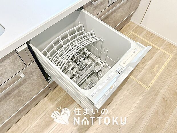 【深型食器洗い乾燥機】大容量を活かして、調理器具と食後のお皿などを一度に洗えて効率的です。
一日分をまとめて洗えるから、家事の時間がぐっと少なくなります。