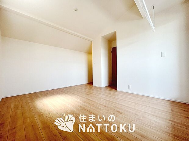 【現地写真(寝室)】木目の美しさを際立たせるシンプルデザインの建具を使用しています。