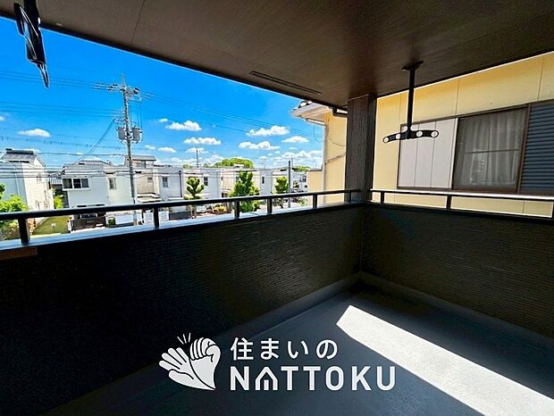 【バルコニー】奥行きが広く、洗濯物をゆったりと干せる十分な広さで、家族の洗濯も捗ります。