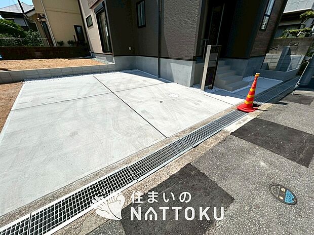 【現地写真(駐車場)】駐車スペースが広く、運転が苦手な方も安心です。