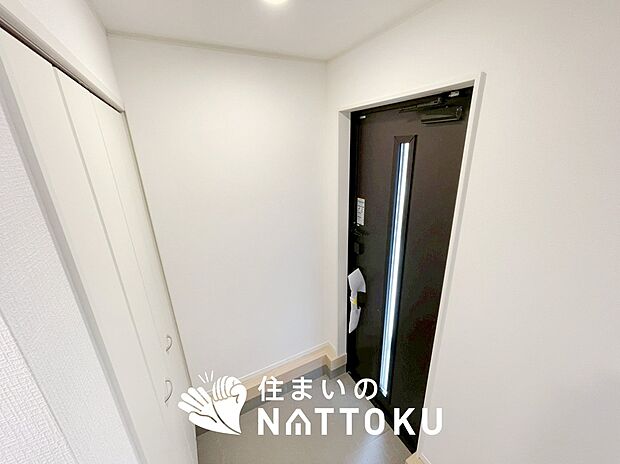 【現地写真(玄関)】玄関には、大型のシューズ収納を設置しています。