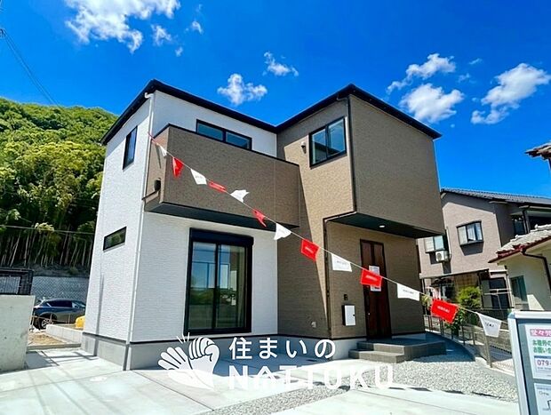 【現地写真(外観)【2号地】】軽くて火災に強い屋根材を採用し、地震時の建物への負担や揺れを軽減しています。
