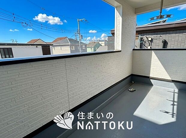 【バルコニー】奥行きが広く、洗濯物をゆったりと干せる十分な広さで、家族の洗濯も捗ります。