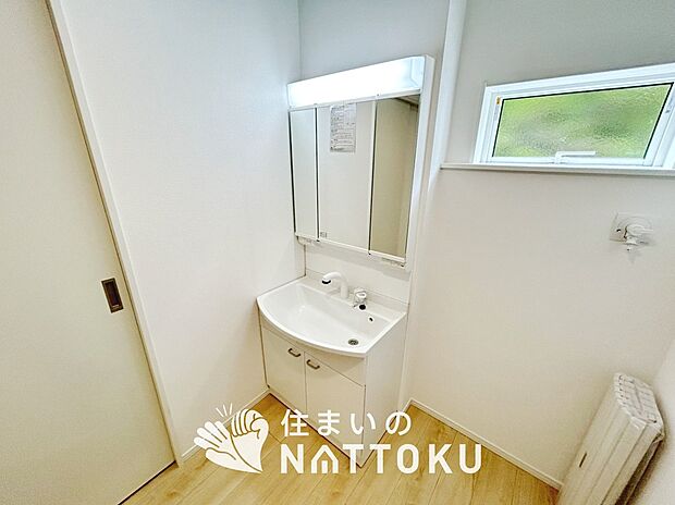 【洗面台・洗面所】鏡の両サイドは、必要なものを取出しやすく、大きな鏡面で朝の準備も快適。
使いやすいリフトアップ機能付きのシングルレバーシャワー水栓付です。