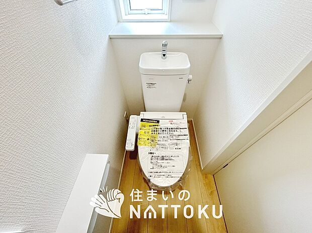 【トイレ】汚れてもサッとひと拭きでお手入れ簡単、エコ仕様の温水洗浄便座付きのトイレです。
バリアフリーにも配慮しています。