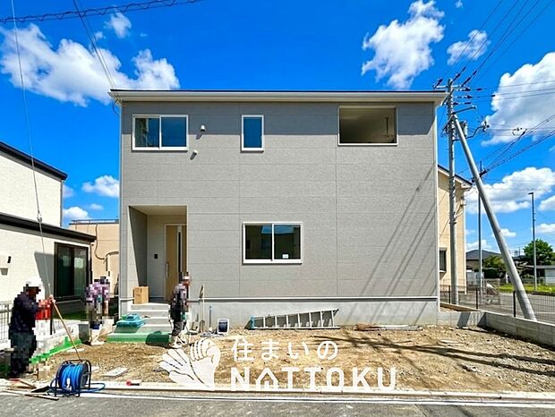 【現地写真(外観)【2号地】】軽くて火災に強い屋根材を採用し、地震時の建物への負担や揺れを軽減しています。