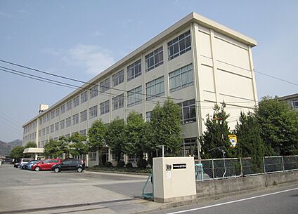 加古川市立神吉中学校 1600ｍ(徒歩20分)