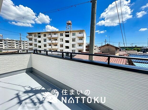 【バルコニー】奥行きが広く、洗濯物をゆったりと干せる十分な広さで、家族の洗濯も捗ります。