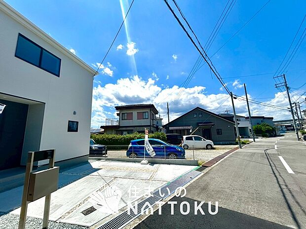 【現地写真（前道含む外観）】軽くて火災に強い屋根材を採用し、地震時の建物への負担や揺れを軽減しています。