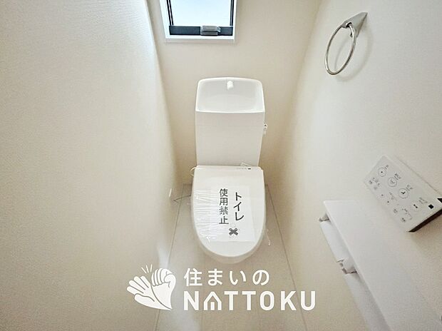 【トイレ】汚れてもサッとひと拭きでお手入れ簡単、エコ仕様の温水洗浄便座付きのトイレです。
バリアフリーにも配慮しています。