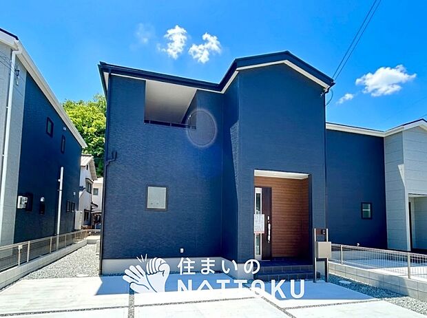 【現地写真（外観）【２号地】】雨で汚れを落とし、耐久性・耐候性に優れた外壁を使用しています。