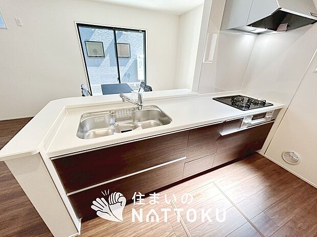 【現地写真（キッチン）】収納たっぷりのシステムキッチン、浄水器付水栓を標準装備しています。