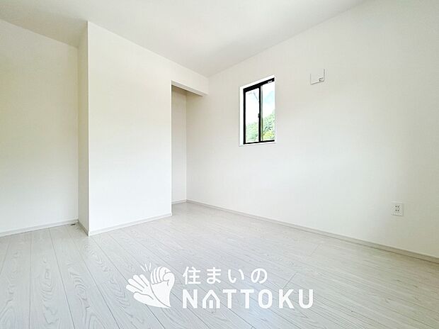 【現地写真(寝室)】木目の美しさを際立たせるシンプルデザインの建具を使用しています。