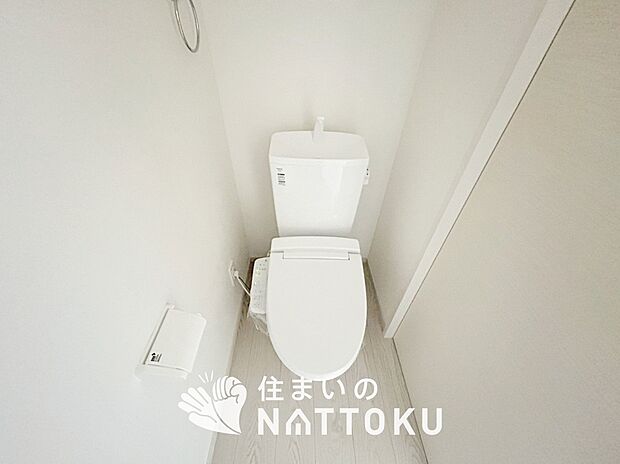 【トイレ】汚れてもサッとひと拭きでお手入れ簡単、エコ仕様の温水洗浄便座付きのトイレです。
バリアフリーにも配慮しています。