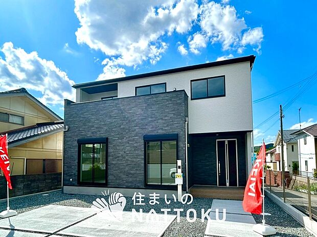 【現地写真(外観)】軽くて火災に強い屋根材を採用し、地震時の建物への負担や揺れを軽減しています。