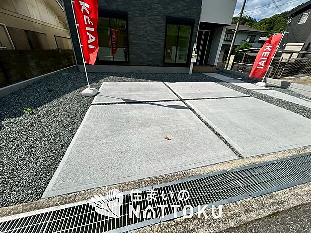 【現地写真(駐車場)】駐車スペースが広く、運転が苦手な方も安心です。
