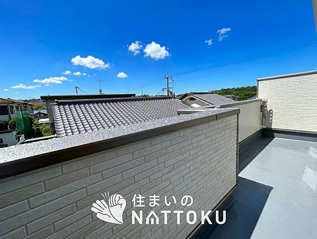 【バルコニー】奥行きが広く、洗濯物をゆったりと干せる十分な広さで、家族の洗濯も捗ります。