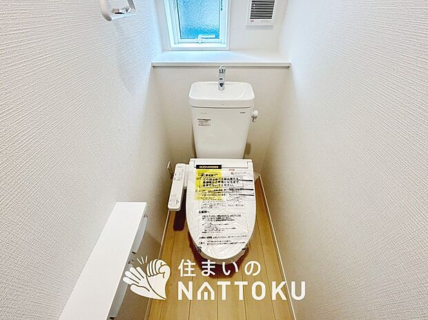 【トイレ】汚れてもサッとひと拭きでお手入れ簡単、エコ仕様の温水洗浄便座付きのトイレです。
バリアフリーにも配慮しています。