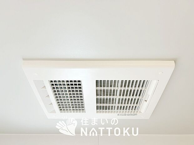 【浴室暖房換気乾燥機】サイドブロー機能で、乾燥効率アップです。
サイドに吹き出しを搭載することにより浴室内を端まで循環する気流ができ、さらに省エネ性能がアップします。