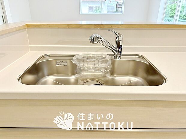 【浄水器内臓ハンドシャワー付シンク】広々とした凸型シンクに洗剤ポケットを標準装備。すっきり収納できます。
また、蛇口の先端に浄水器を内蔵しているため場所をとりません。