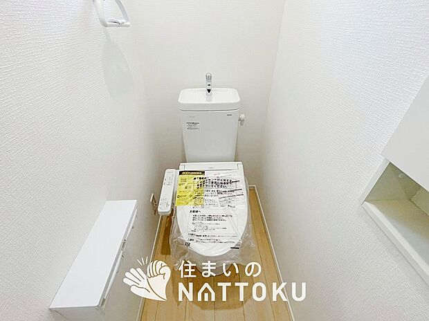 【トイレ】汚れてもサッとひと拭きでお手入れ簡単、エコ仕様の温水洗浄便座付きのトイレです。
バリアフリーにも配慮しています。