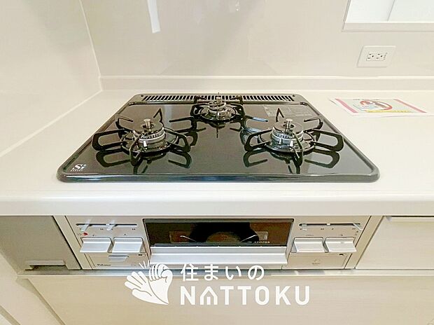 【ビルトインコンロ】フラットな構造で清掃性が高く、過熱防止センサー付3口タイプで日頃の家事も快適です。