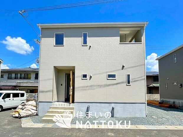 【現地写真(外観)【2号地】】軽くて火災に強い屋根材を採用し、地震時の建物への負担や揺れを軽減しています。