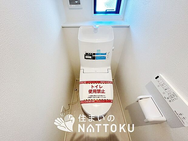 【トイレ】汚れてもサッとひと拭きでお手入れ簡単、エコ仕様の温水洗浄便座付きのトイレです。
バリアフリーにも配慮しています。