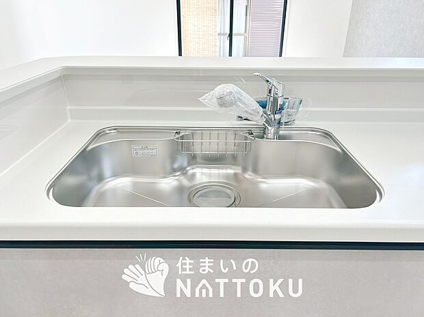 【浄水器内臓ハンドシャワー付シンク】広々とした凸型シンクに洗剤ポケットを標準装備。すっきり収納できます。
また、蛇口の先端に浄水器を内蔵しているため場所をとりません。