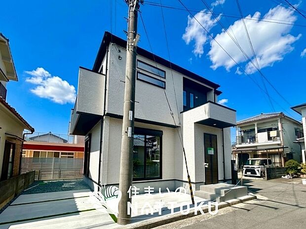 【現地写真（外観）】雨で汚れを落とし、耐久性・耐候性に優れた外壁を使用しています。