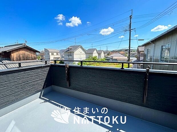 【バルコニー】奥行きが広く、洗濯物をゆったりと干せる十分な広さで、家族の洗濯も捗ります。